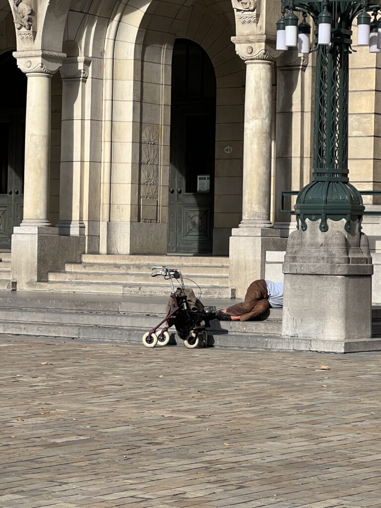 Op de stoep van het Rotterdamse stadhuis