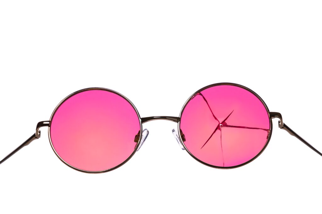 Round,Sunglasses,With,Pink,Cracked,Glasses,With,A,Gradient,In